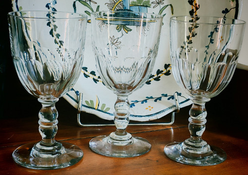 Six anciens grands verres - , à