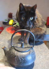 Théière en Fonte Noire à la Signature à identifier