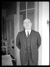 Homme debout costume - Ancien