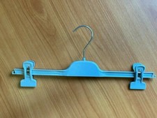 CINTRES PLASTIQUE GRIS 40CM POUR PANTALON  OU JUPE 50PCS