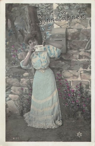 Bonne annee femme elegante - cp,