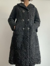 long manteau en fourrure d’astrakan vintage