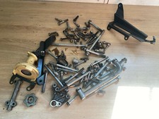 UN LOT DE VISSERIE SUPPORT