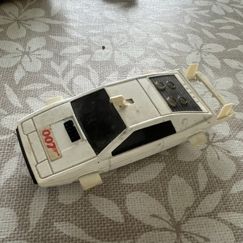 Voiture miniature blanche 007