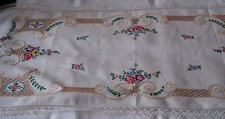 ANCIEN NAPPERON brodé main 89 cm x 43 cm avec dentelle