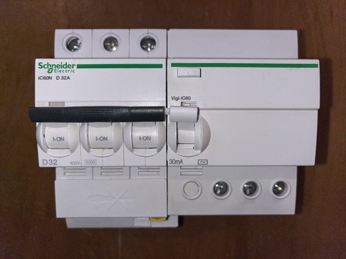 Disjoncteur triphase a9f75332 - triphase,