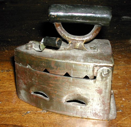 Ancien petit fer repasser - fer,