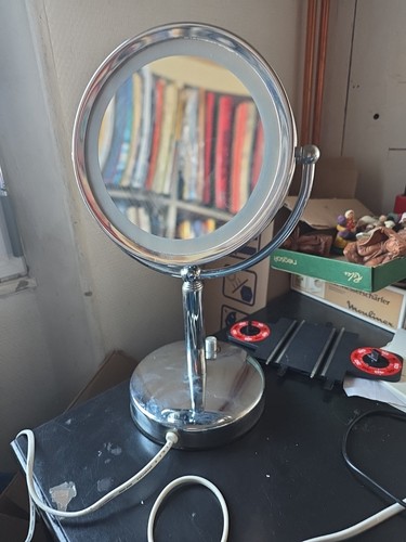 Miroir grossissant éclairant