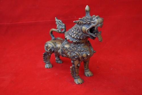 Ancienne statue figurine lion