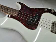 Guitare basse électrique