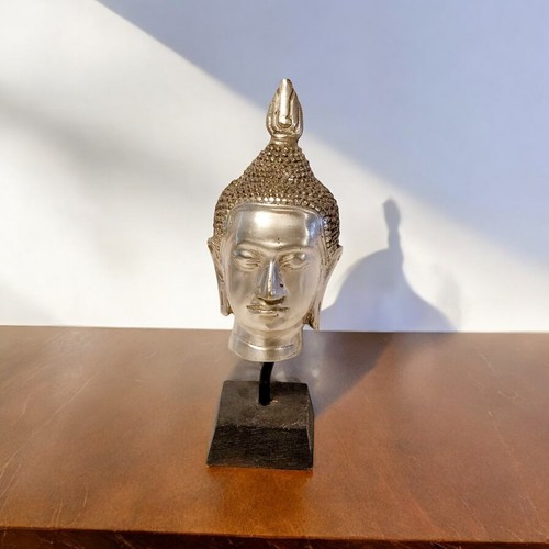 Une tête bouddha sur - tête,