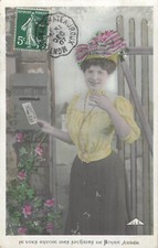 CP FEMME ELEGANTE CHAPEAU AVEC CARTE POSTALE PRES BOITE A LETTRES - 7806