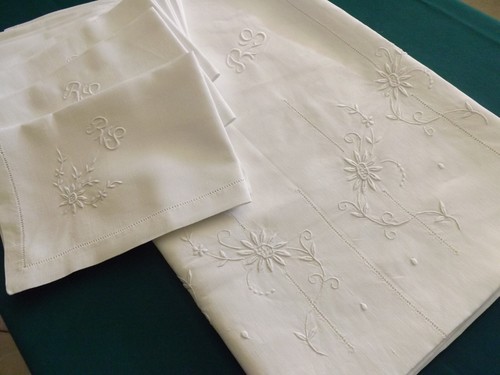 Service brodé nappe 40 m - nappe, (2.40