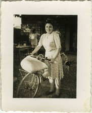 ANTIQUE PHOTO - VINTAGE SNAPSHOT - WOMEN'S BIKE BIKE RACING FASHION - BIKE