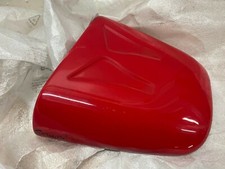 UN CAPOT DE SELLE ROUGE