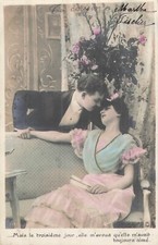 CP MOUSTACHU PENCHE SUR FEMME ELEGANTE EVENTAIL SUR DIVAN - 8496