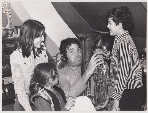 Pierre perret jouant tuba - tuba,