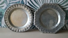 2 assiettes ou plats en etain