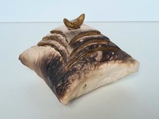 Boite en céramique terre cuite fumée au feu de bois ( anonyme) à identifier.