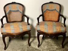 Fauteuils cabriolet (la paire) époque Louis XV en noyer moulurés et cannés