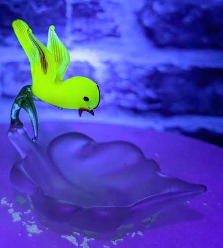 Uranium vaseline glass bird - uranium, on