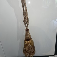 Une embrase  à rideaux 