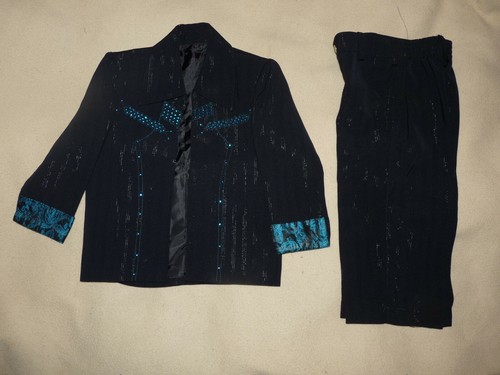 Costume noir brodé bleu style