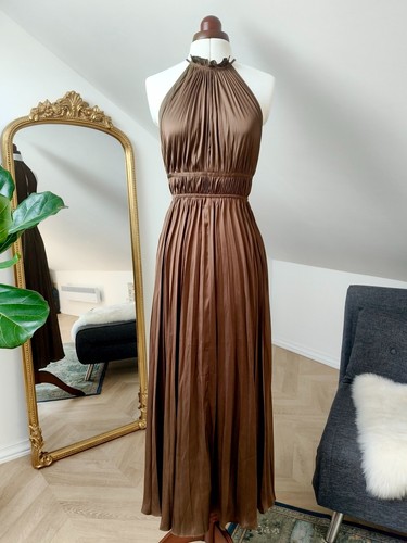 Robe longue plissée marron