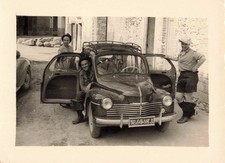 OLD CAR PHOTOGRAPH OLD FAMILY DEPARTURE TIME RENAULT 4CV