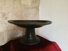 Joli plateau en bois sur pied.