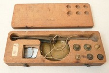 Petite balance d'orfèvre trébuchet avec ses poids 19e siècle