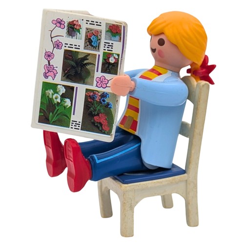 Figurine femme bleue chaise