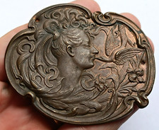 Plaque ancienne medaille uniface Art Nouveau femme et colibri en bronze antique