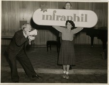 ANTIQUE PHOTO - VINTAGE SNAPSHOT - CURIOSITY ADVERTISING LAMP INFRAPHIL FUNNY