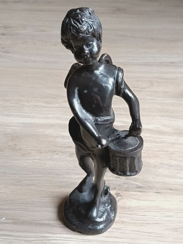 Bronze putto jouant tambour - putto,