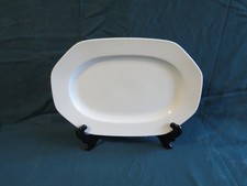 plat en porcelaine blanche