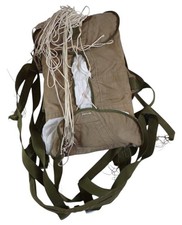 Parachute dorsal avec harnais