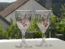 Lot de 2 verres à liqueur en verre dépoli. Décor peint.