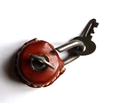 Cadenas ancien cuir metal 2 - cuir,