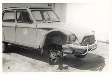 ANCIENNE PHOTOGRAPHIE COLLECTION AUTOMOBILE CITROEN DYANE NATIONS UNIES ACCIDENT