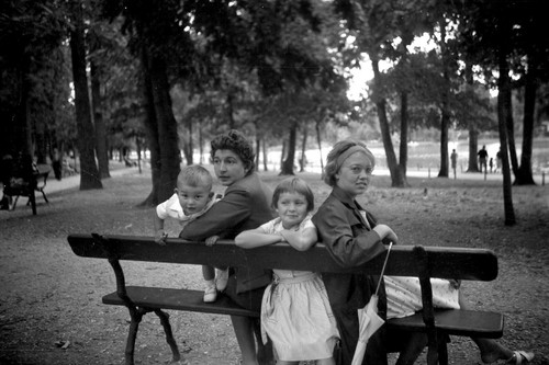 Femmes enfants assis banc parc