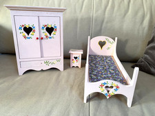 Meubles de poupée en bois.Chambre à coucher.