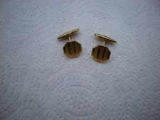 une petite paire de boutons manchettes pour homme