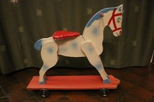 Cheval a roulettes, Jouet