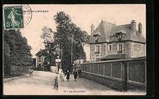 Old postcard La Fourche, des enfants on the sidewalk in front of the townhouse 