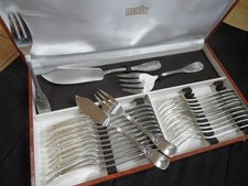 MATY COFFRET SERVICE A POISSONS 26 PIECES METAL ARGENTE QUASI NEUF