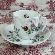 Tasse ancienne et soucoupe en