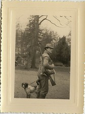 OLD PHOTO - VINTAGE SNAPSHOT - HUNTER HUNTING DOG TROPHY RIFLE -HUNTING