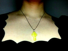 PENDENTIF AMBRE cadeau jaune d'oeuf catholique croix ambre baltique sculpté u...