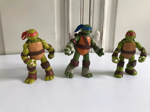 Trois figurines - trois,